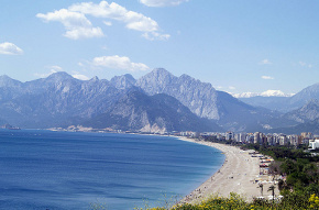 Pláž v letovisku Antalya
